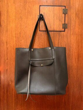 Stylish black tote back- perfect for work or travel